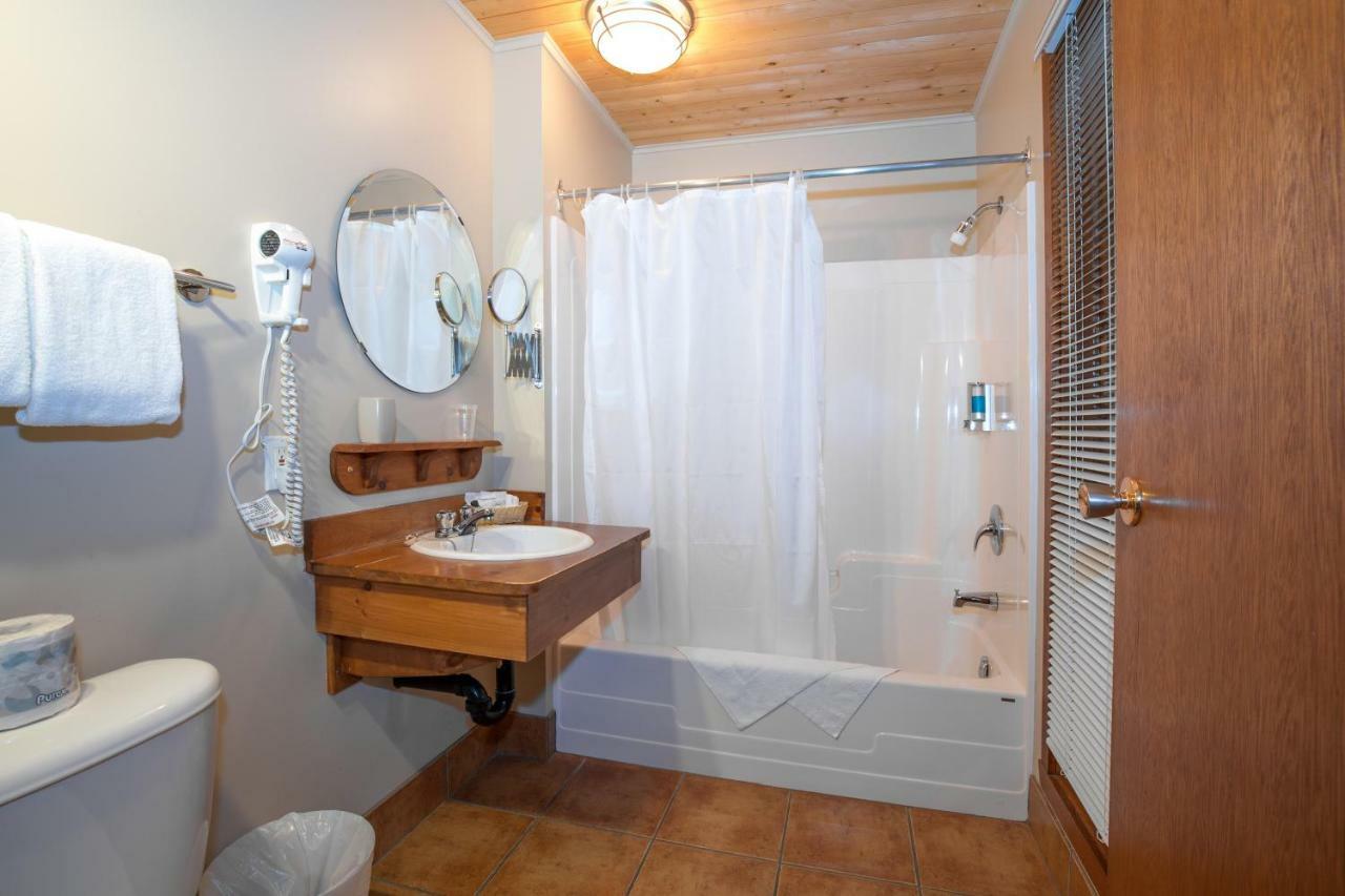 La Petite Auberge De Jouvence Magog Exteriör bild